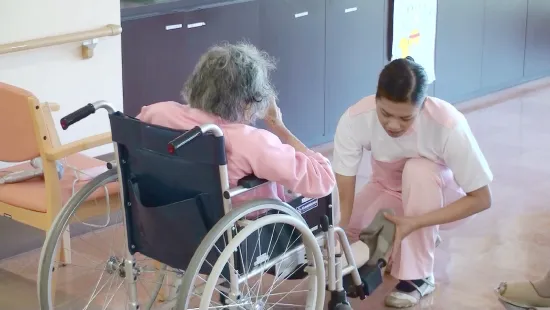 介護をする外国人看護師